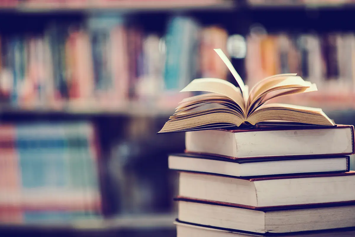 Kitaplık ve açık kitap